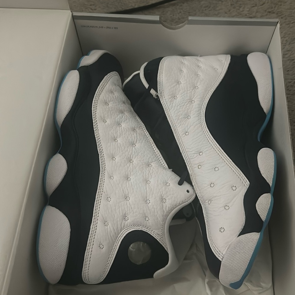 AIR JORDAN 13 RETRO
WHITE/DK POWDER BLUE-MULTI
BLANC/BLEU POUDRE FONCE
SIZE 10